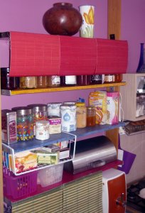 az elkészült színses polcok